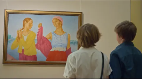 Две девушки и скейтбордисты